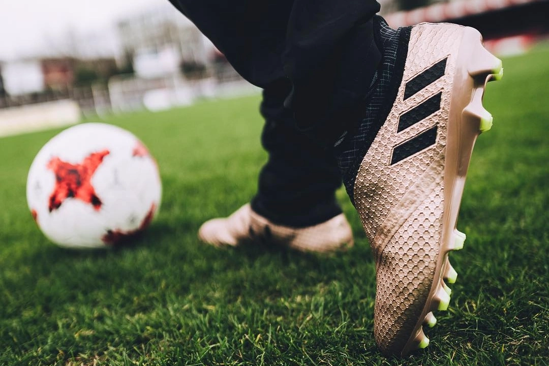 Hoe maak je je voetbalschoenen zachter?